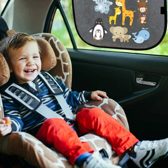 PARE SOLEIL BEBE VOITURE MONTRE UN BEBE PROTEGE ET SOURIANT
