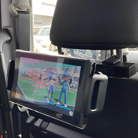 Maman installant facilement un support tablette voiture Ă lâarriĂšre du siĂšge passager.