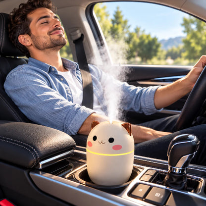 Humidificateur d'air voiture diffusant une brume visible
