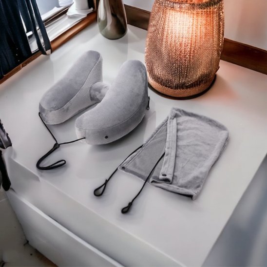 Chapeau moelleux amovible livré avec l'oreiller de voyage pour plus d'intimité