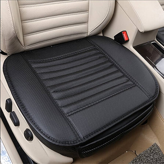 INTERIEUR DE VOITURE EQUIPE D UNE HOUSSE SIEGE VOITURE NOIRE ELEGANTE
