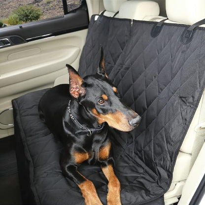 HOUSSE SIEGE VOITURE POUR CHIEN EN POSITION HAMAC AVEC UN LABRADOR
