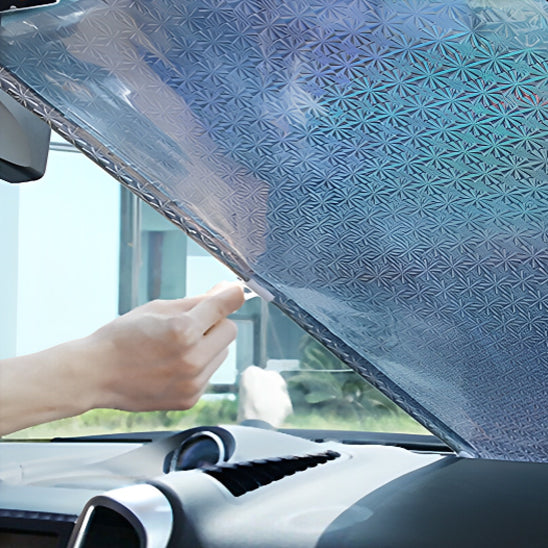 VOITURE GAREE EN PLEIN SOLEIL AVEC PARE-SOLEIL PROTECTEUR