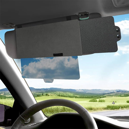 PARE SOLEIL POUR VOITURE UTILISE PENDANT UNE CONDUITE AU COUCHER DU SOLEIL
