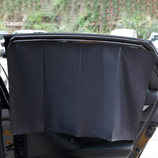 PARE SOLEIL POUR VOITURE UTILISE PAR UNE FAMILLE AVEC ENFANTS
