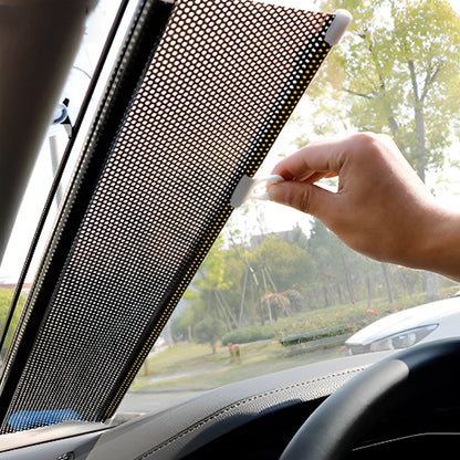 CONDUCTEUR INSTALLE DANS UNE VOITURE FRAICHE GRACE AU PARE-SOLEIL
