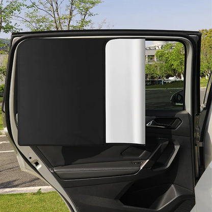PARE SOLEIL POUR VOITURE REFLECHISSANT POSSE SUR UNE FENETRE ARRIERE