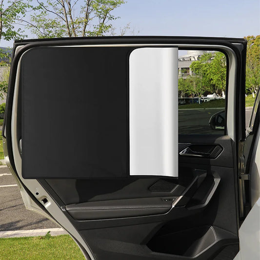 PARE SOLEIL POUR VOITURE REFLECHISSANT POSSE SUR UNE FENETRE ARRIERE