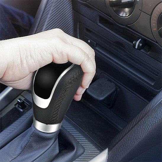 Pommeau de levier de vitesse design sportif noir et chrome