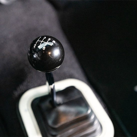 Pommeau de vitesse noir et chrome raffiné