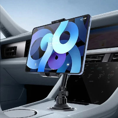 Famille profitant d'un trajet grâce au porte tablette pour voiture.