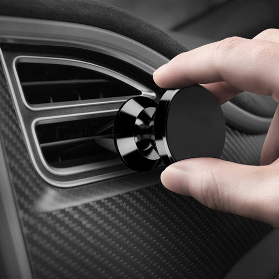 Support de téléphone pour voiture noir aimanté, posé sur la grille centrale d’une berline