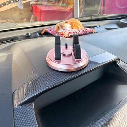 Installation facile du support de téléphone voiture rose avec base antidérapante.
