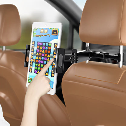 Support pour tablette voiture en pleine utilisation pendant un long trajet familial.
