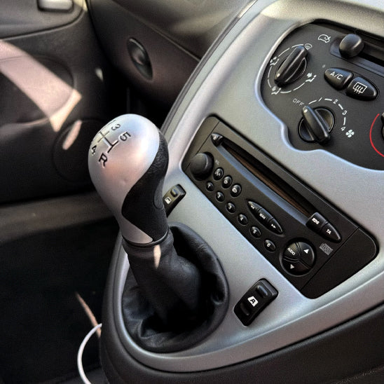 SUPPORT SMARTPHONE VOITURE NOIR DESIGN ÉLÉGANT ET MODERNE
