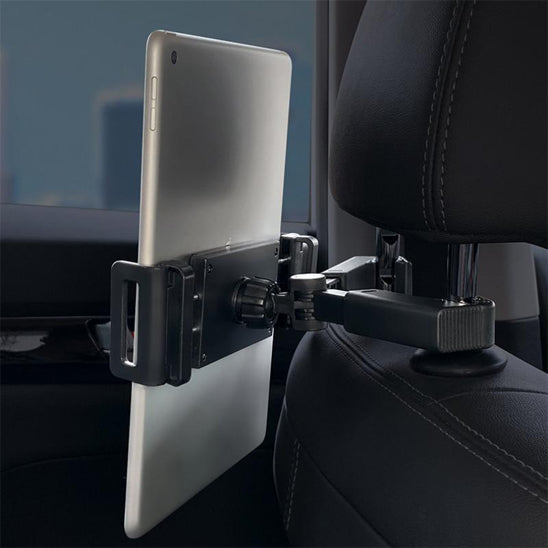 Support tablette pour voiture utilisé par deux enfants à l’arrière pendant un long trajet familial.