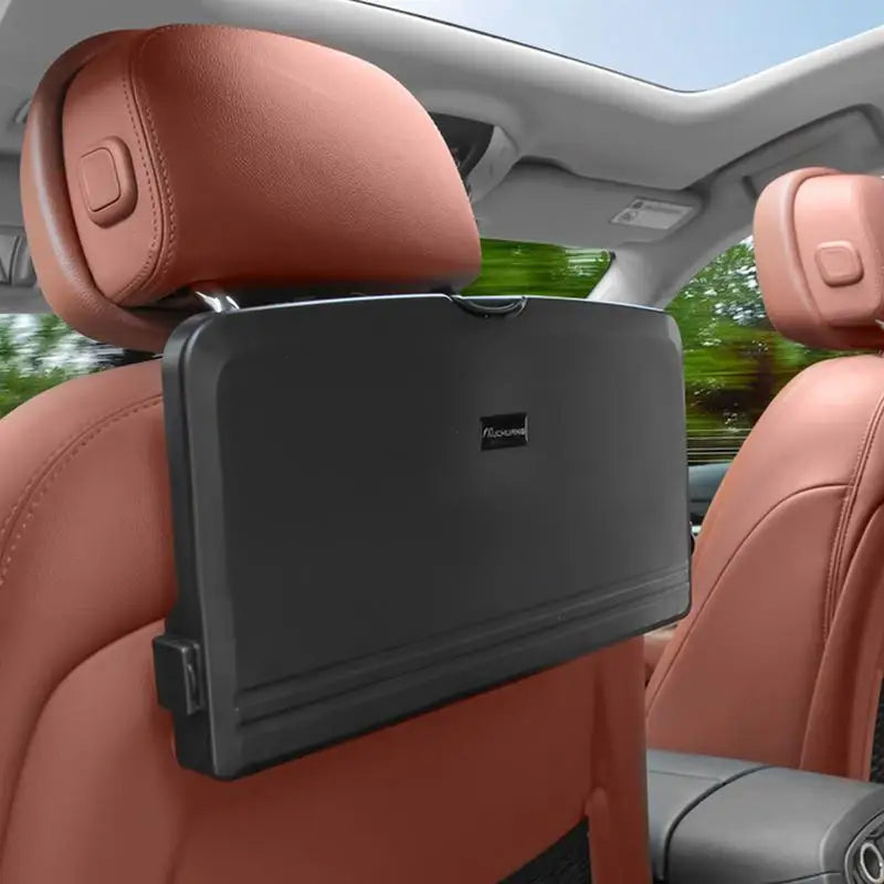 Support tablette voiture fixé à l’appui-tête d’un SUV, tenant une tablette et une boisson.