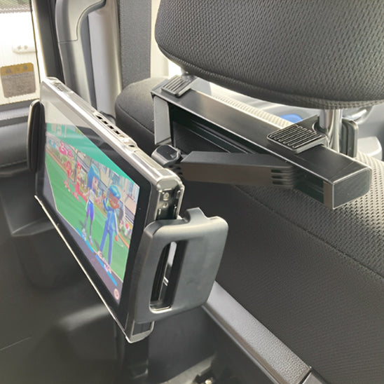 Support tablette voiture réglable, positionné à hauteur des yeux pour un confort visuel optimal.
