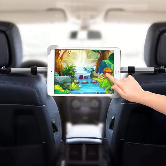 Support tablette voiture tenant une tablette Surface Pro, utilisé pendant un voyage