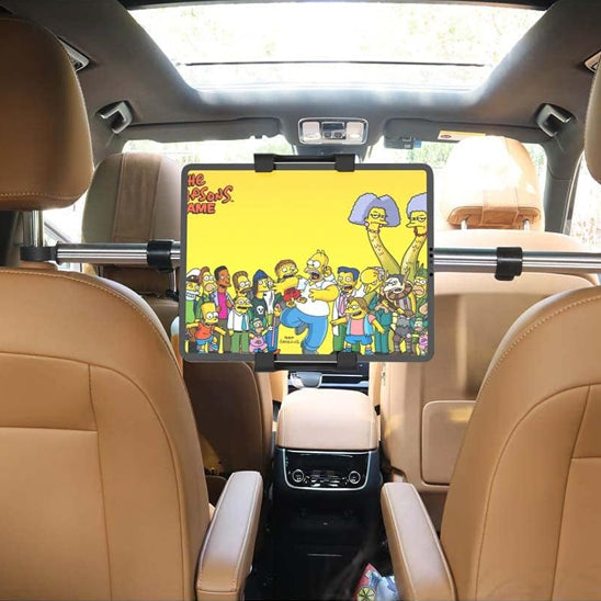 Support tablette voiture en plein usage dans un SUV, avec deux enfants concentrés sur un film