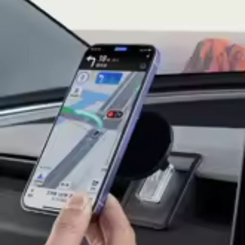 Support téléphone voiture aimanté noir maintenant un smartphone en mode GPS.
